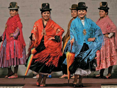 Desfile a la moda chola